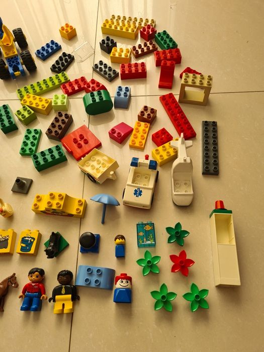 Lego duplo klocki. pan-pani .figurka. płotki