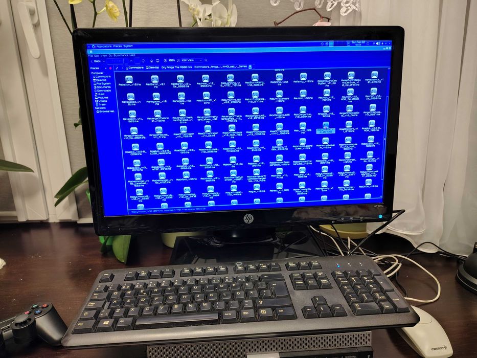 Zestaw Komputerowy 4GB 250GB LCD 22 Commodore OS (retro gry) + Pad