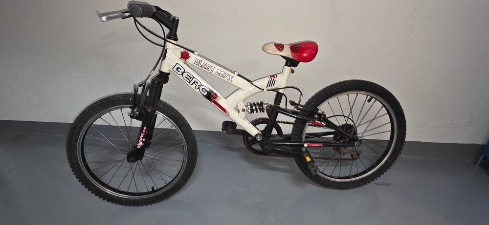 Bicicleta Berg Blast 207 X Roda 20 com suspensões frente e trás e 6 mudanças Shimano