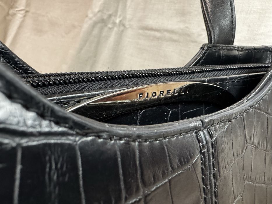 Сумочка бренду Fiorelli с тисненням під крокодила.