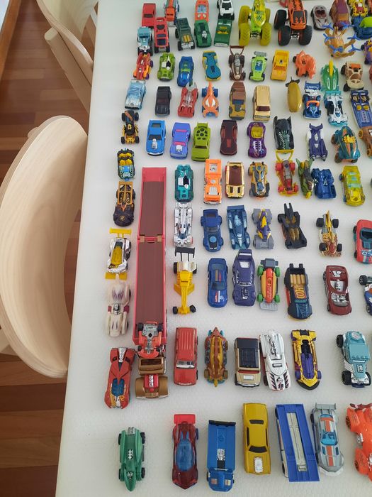 Vários carros da Hot Wheels