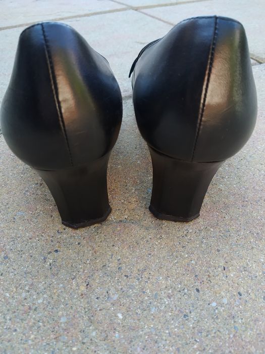Buty damskie na obcasie.