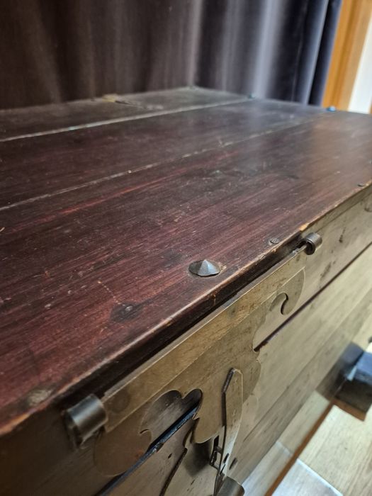 Arca antiga em madeira maciça com ferragens originais e pés amovíveis