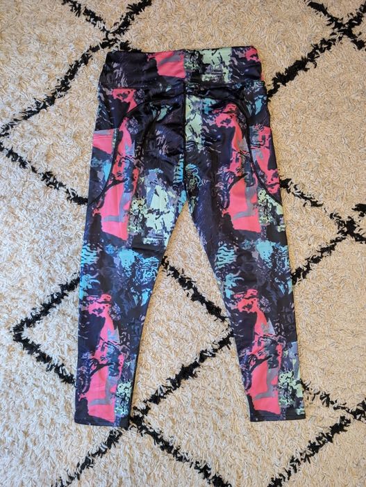 Kolorowe leginsy sportowe