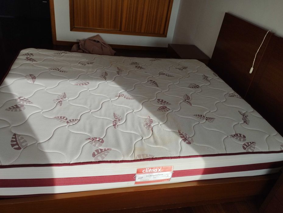 Cama casal king size c/estrado mesinhas e comoda - Bom estado
