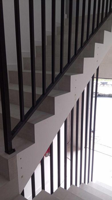 Balustrada harfa nowoczesna pionowe profile loft każdy ral