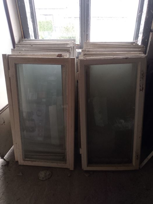 Kwatery drewniane, okna z szybami.