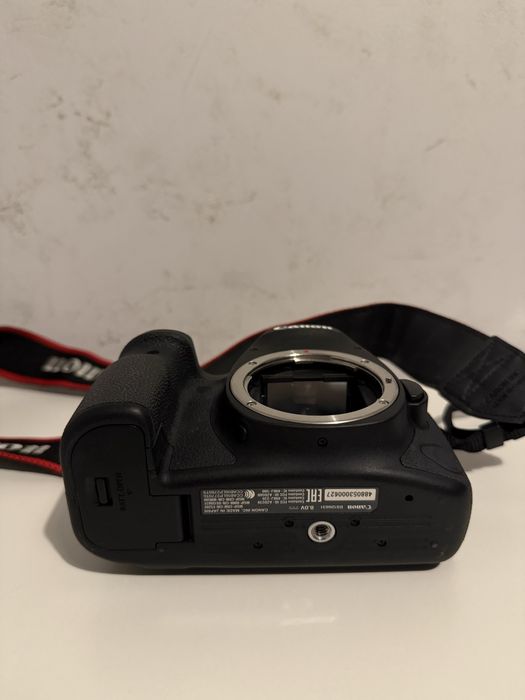 Продам Canon EOS 6D Mark II + обʼєктив EF 50mm f/1.4 USM