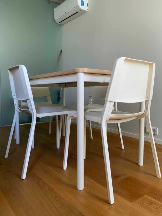 Mesa Multiuso + 4 Cadeiras Brancas IKEA - Ideal para Espaços Pequenos