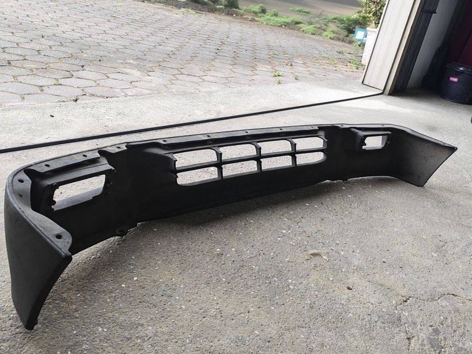 Para-choques Dianteiro Opel Campo / Isuzu TF (Plástico Preto) 60€