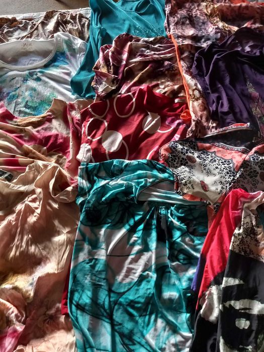 Conjunto de t-shirts e sweats de luxo em tons multicoloridos.