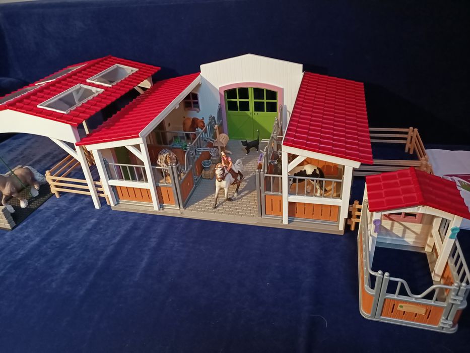 Stajnia Schleich biala kompletny zestaw z gratisami