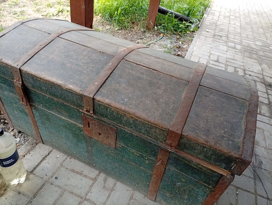 Duży kufer drewniany