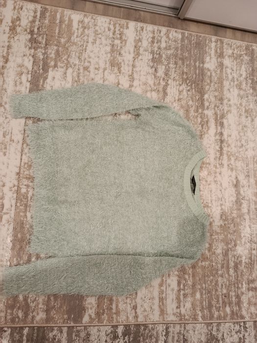 Sweter włochaty w rozmiarze 38