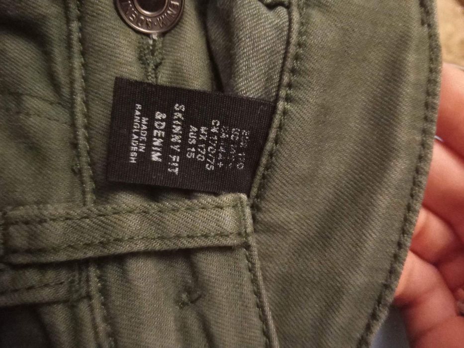 Zielone męskie dżinsy skinny fit rozm. S z przetarciami