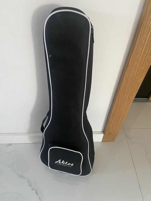 Ukulele giatara .