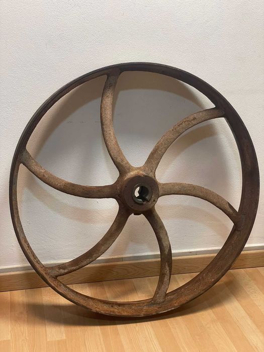 Roda antiga,  em ferro maciço