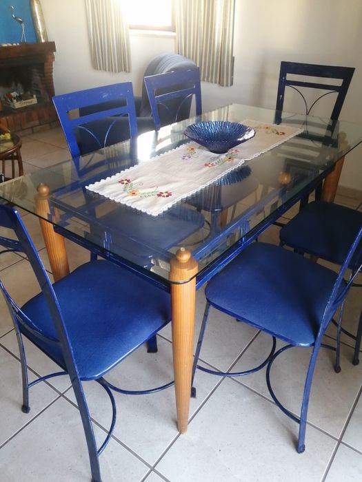 Mesa de sala em ferro com tampo de vidro + 6 cadeiras estufadas