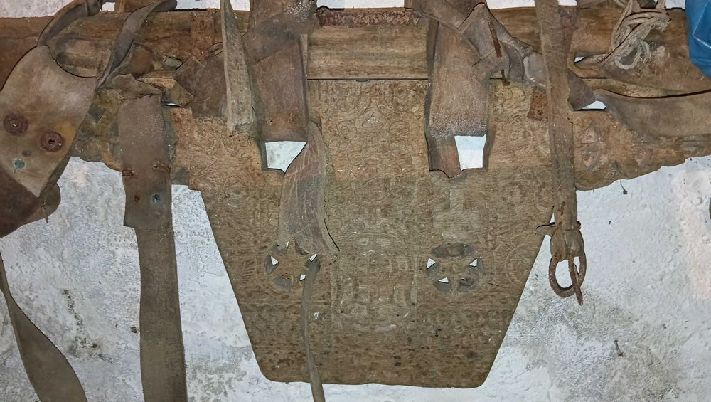 Canga de bois entalhada