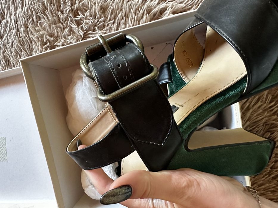 Босоножки черные