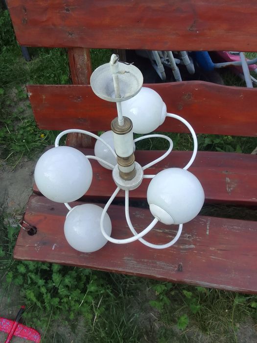 Żyrandol białe kule