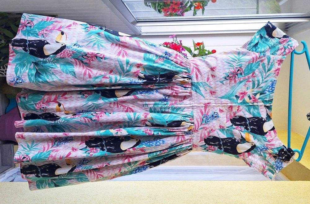 Bawełniana sukienka w kwiaty i tukany Hell Bunny