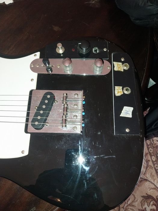 Harley Benton formato Telecaster preta MUITO modificada