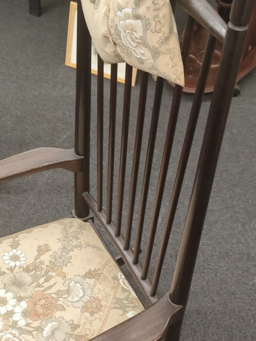 Cadeira de baloiço em madeira