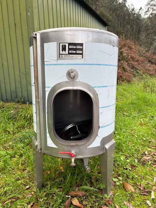 Depósito de vinho 261 lt em inox, com pouco uso