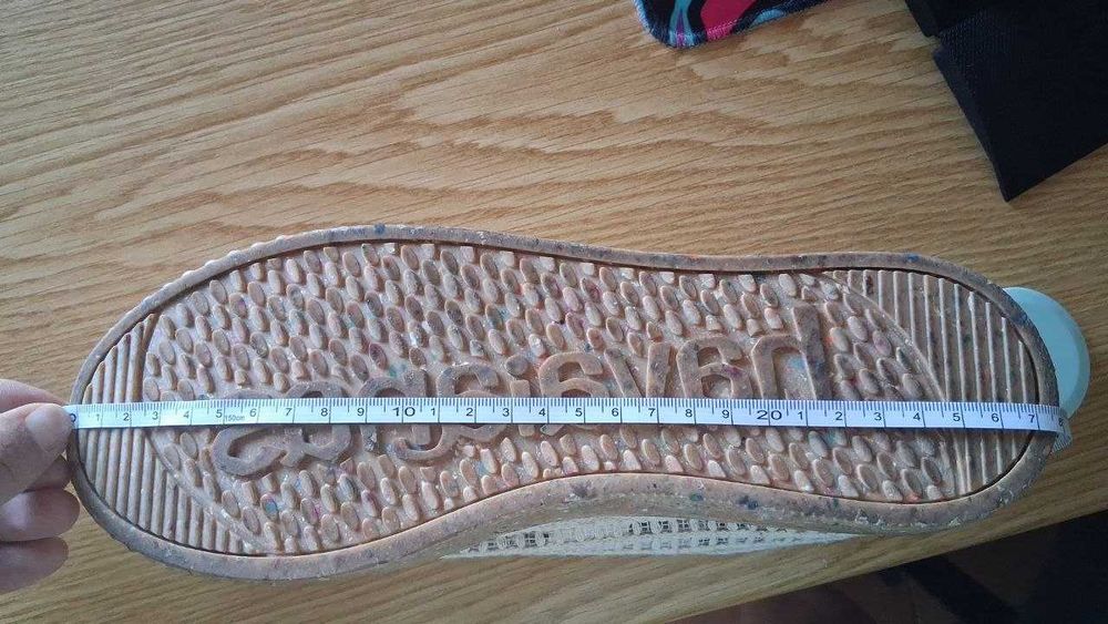 Vendo tênis Havaianas de lona em excelente estado. Foram usados apenas uma vez — comprei o tamanho errado. Tamanho: 40.  Cor: bege