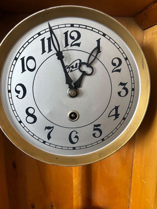 Настінний годинник. В робочому стані.