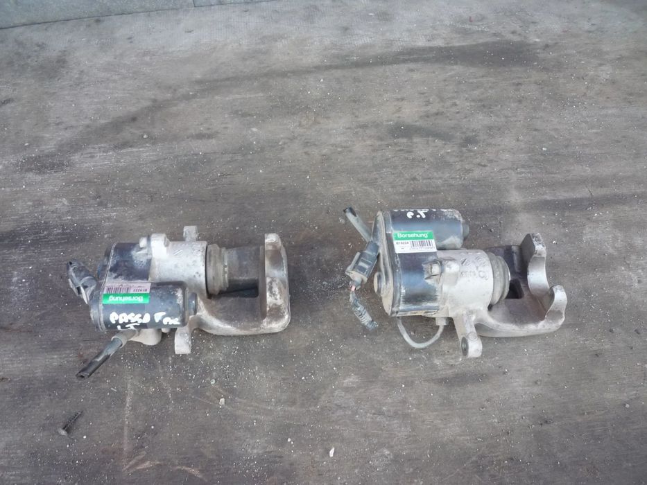 VW PASSAT B6 ZACISK TYLNY PRAWY  ELEKTRYCZNY