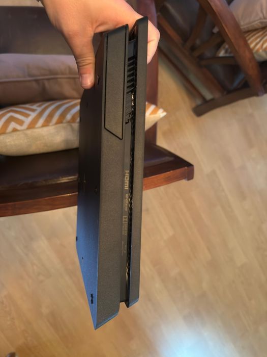 PS4 com 2 comandos
​Preço: 180 €
​Descrição: