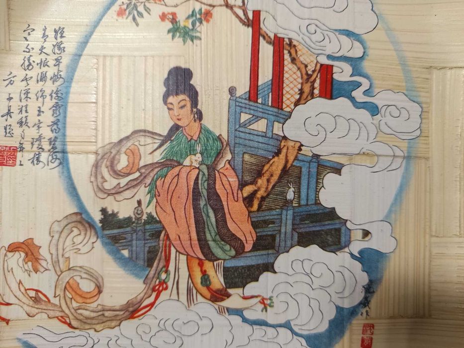 Prato Decorativo em Bambu – Pintura Histórica Oriental