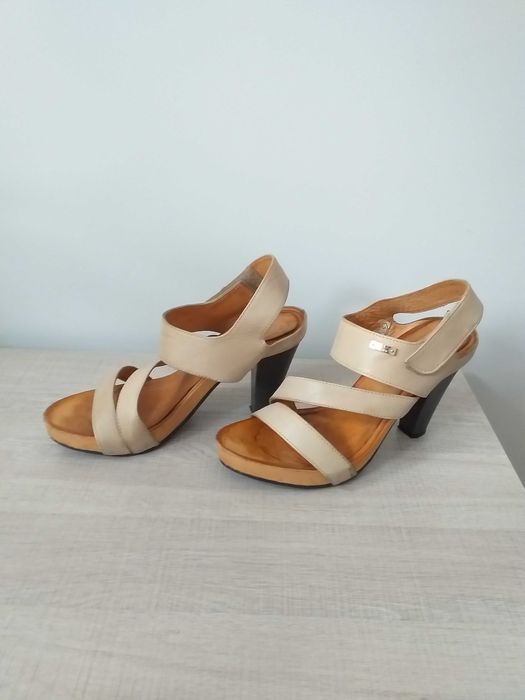 Skórzane sandałki na platformie