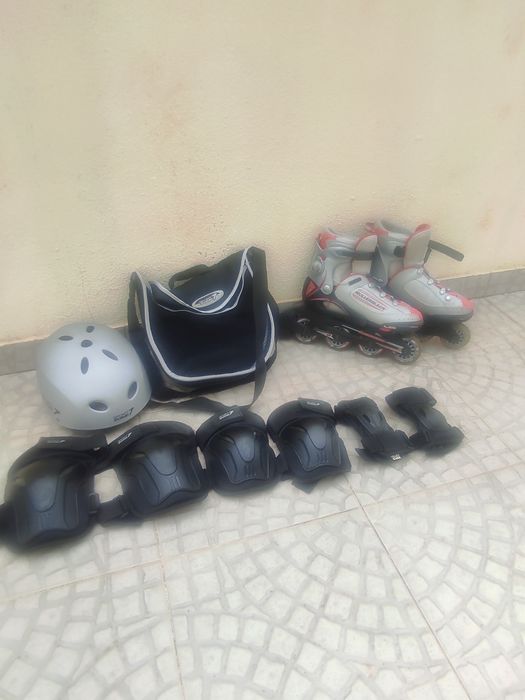 Patins em linha  com acessórios de proteção