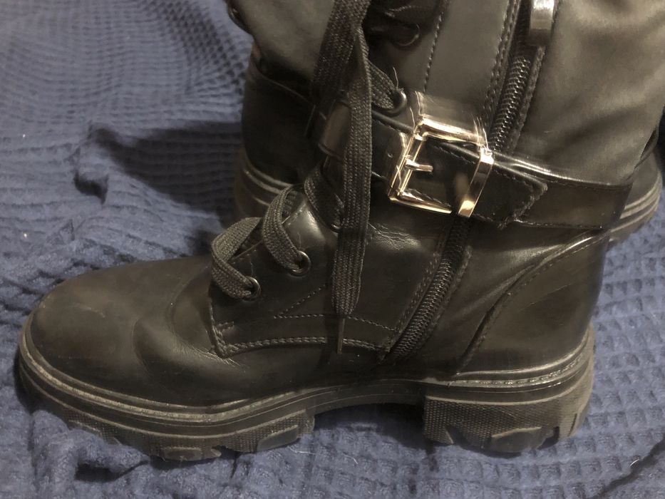 Botas com atacadores e fecho lateral