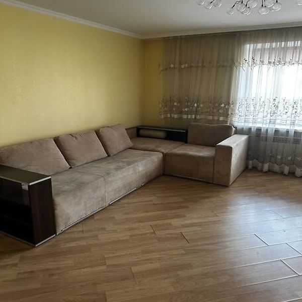 Продаж 2к квартири 65 кв. м на вул. Кармелюка