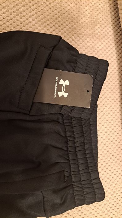 Nowe Spodnie Dresowe Sportowe Under Armour  w rozmiarze M