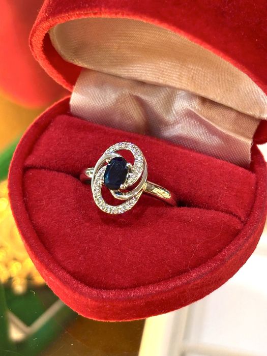 Złoty pierścionek z szafirem i brylantami