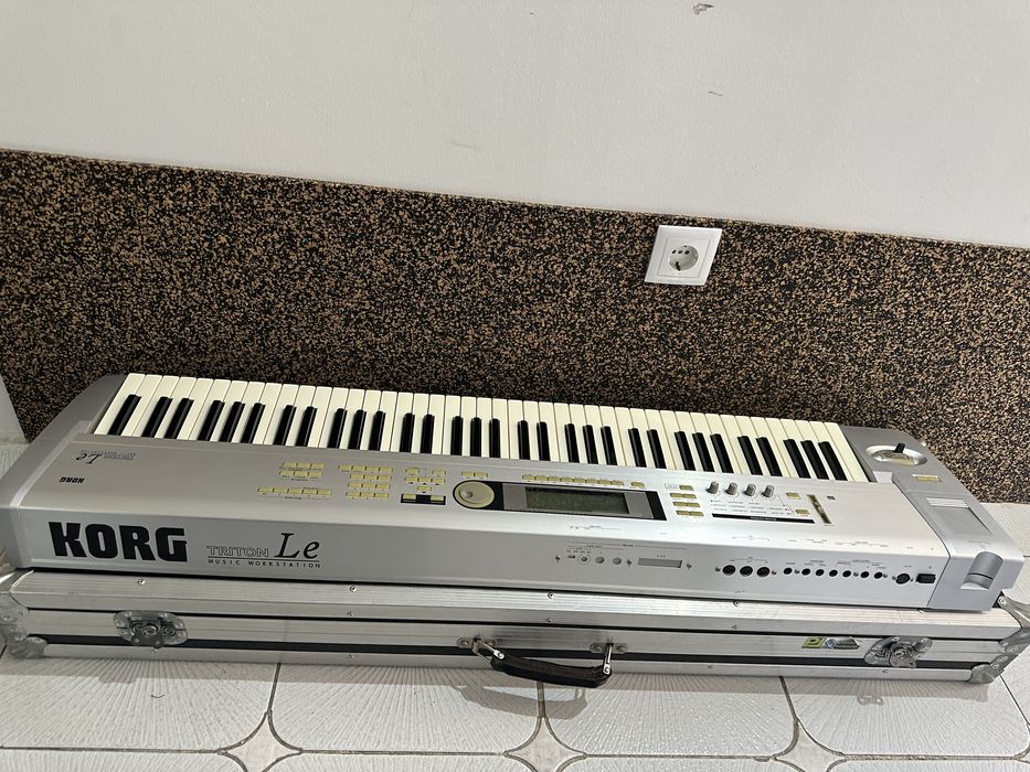 Korg Triton LE76 - Workstation com estojo incluído