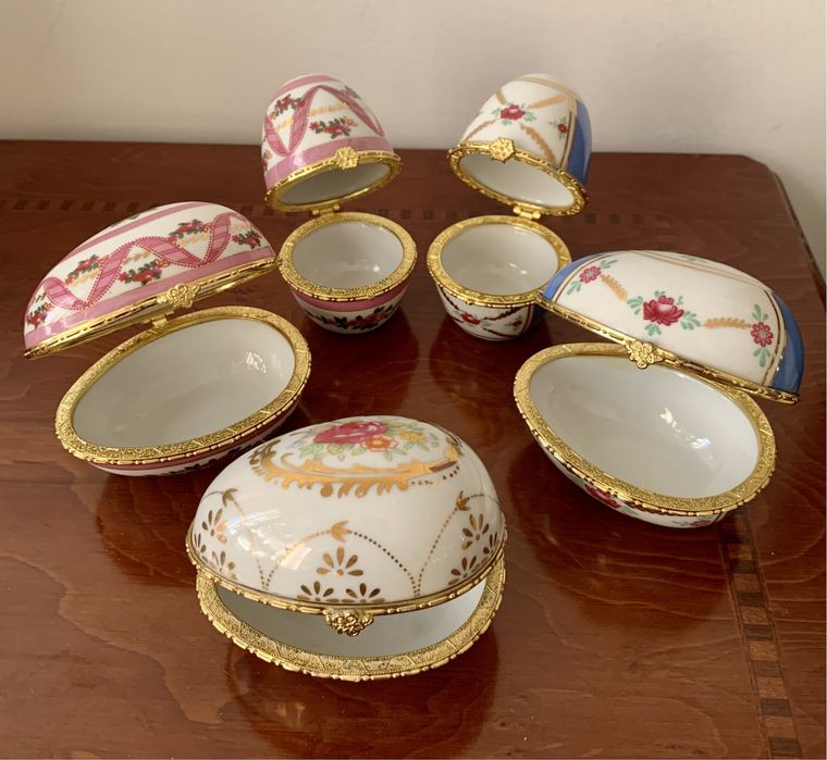 Caixa Guarda Jóias em forma de Ovo em Porcelana com monture dourado. D