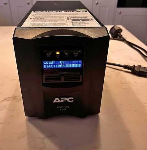 UPS APC Smart-UPS 750VA com LCD