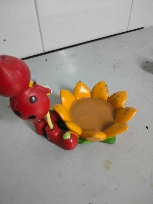 Peça em barro joaninha e o girassol