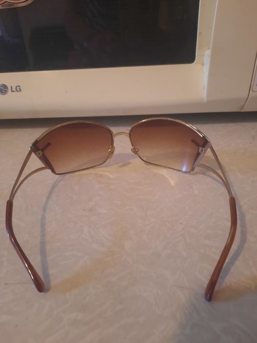 Cолнцезащитные очки Fendi и еще две пары...