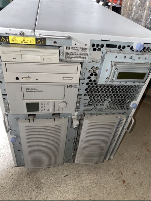 Servidor HP NetServer 3000 com monitor