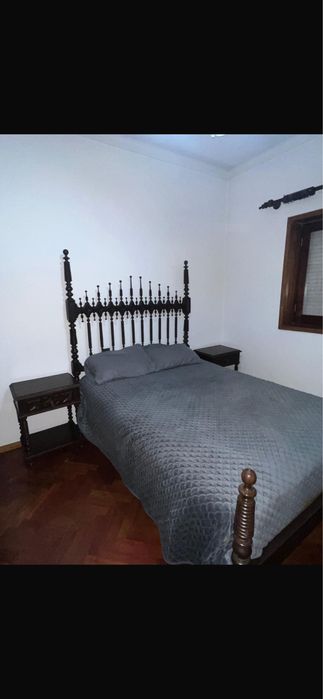 Cama e mesinhas de madeira maciça