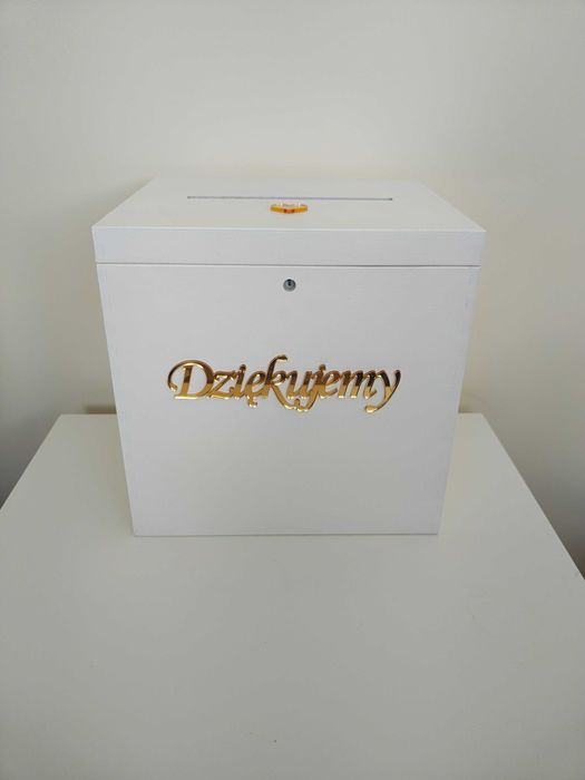 duża skrzynka na koperty biała ze złotymi dodatkami plexi