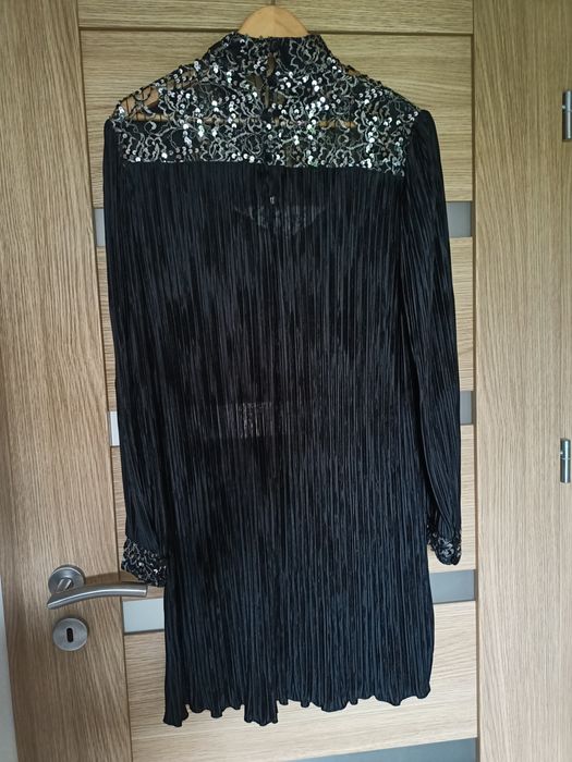 Zjawiskowa sukienka plisowana z cekinami