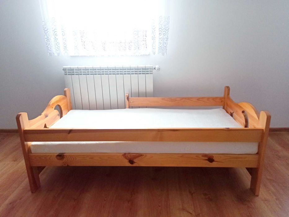 Łóżko dziecęce drewniane z materacem